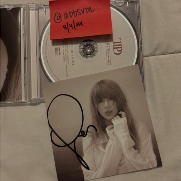 The Tortured Poets Department CD + The Manuscript with Hand Signed Photo - Picture 2 of 3